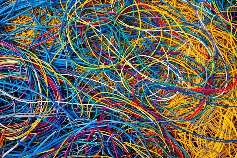彩色光缆。达拉斯数据中心里的彩色光缆。