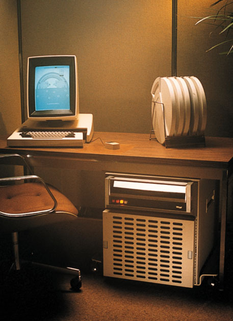 记世界上第一台运行图形化用户界面操作系统的微型电脑_苹果公司