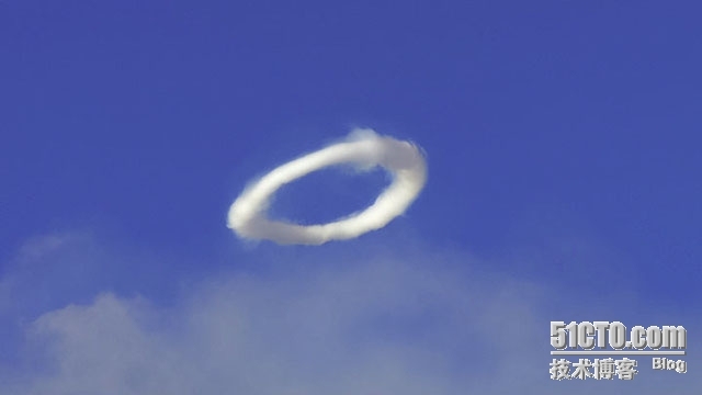 Erupting volcano blows unbelievably perfect smoke rings_翻译