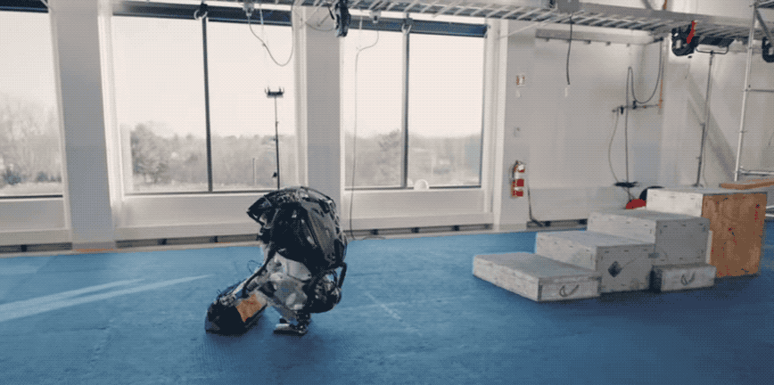 波士顿动力新年炸场！人形机器人飞身转投工具包，最后体操式落地把人类给整不会了..._人工智能_09