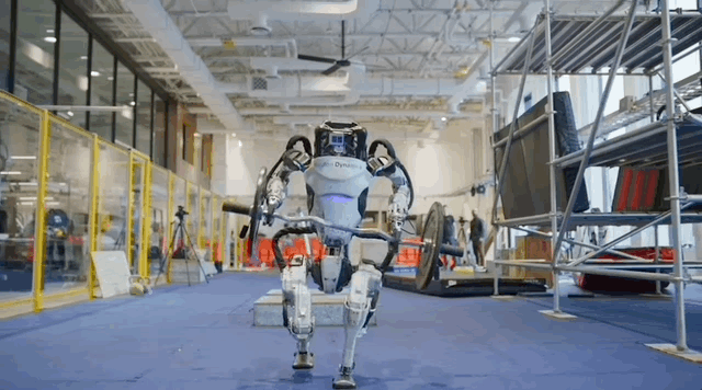 波士顿动力新年炸场！人形机器人飞身转投工具包，最后体操式落地把人类给整不会了..._大数据_23