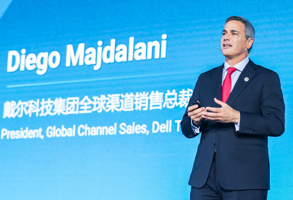 戴尔科技集团全球渠道销售总裁Diego Majdalani在峰会现场致辞